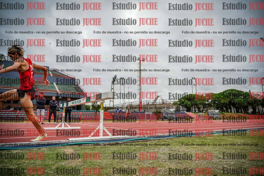 Fotos de los 3000 m con obstáculos de varones