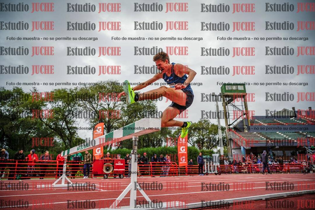 Fotos de los 3000 m con obstáculos de varones