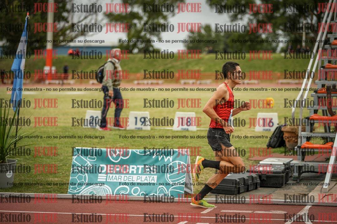 Fotos de los 3000 m con obstáculos de varones