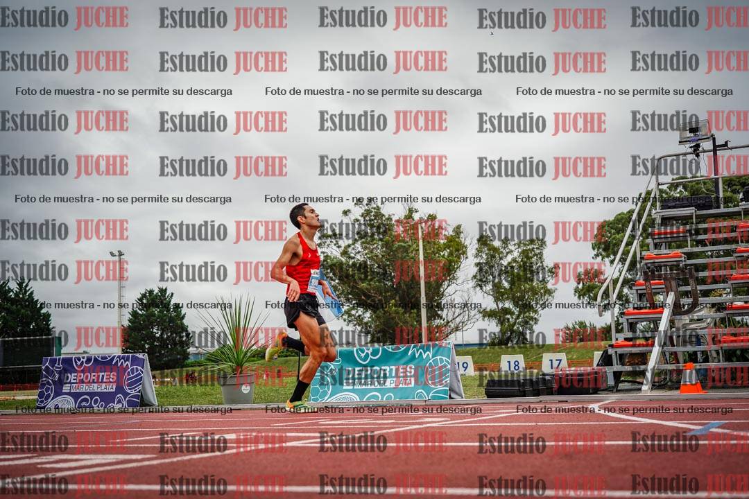 Fotos de los 3000 m con obstáculos de varones
