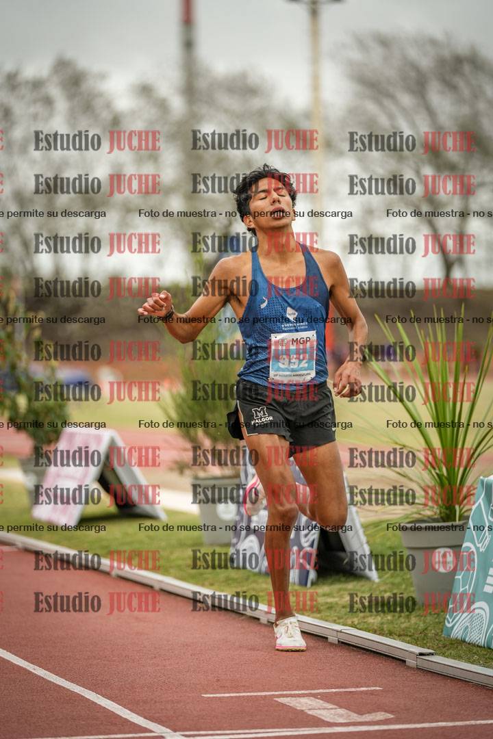 Fotos de los 3000 m con obstáculos de varones