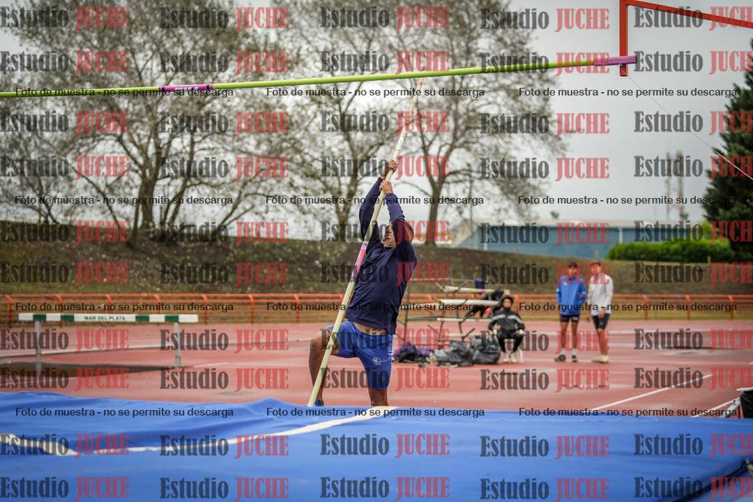 Fotos del salto con garrocha de varones - decatlón 8