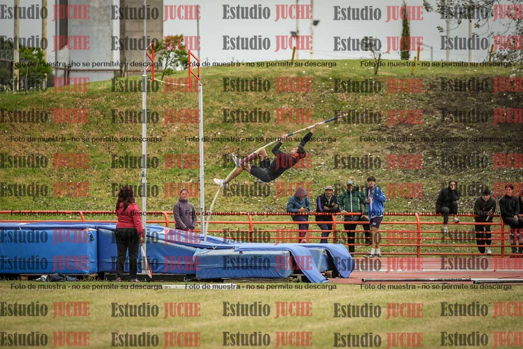 Fotos del salto con garrocha de varones - decatlón 8