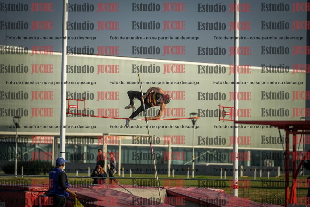 Fotos del salto con garrocha de mujeres y varones