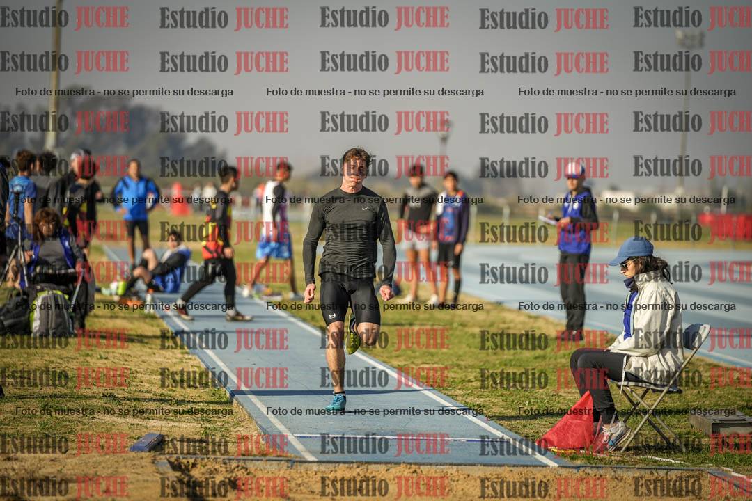 Fotos del salto en largo de varones