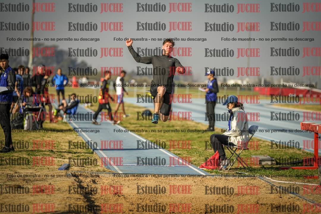 Fotos del salto en largo de varones