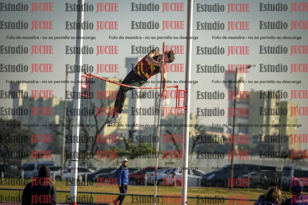 Fotos del salto con garrocha de mujeres y varones