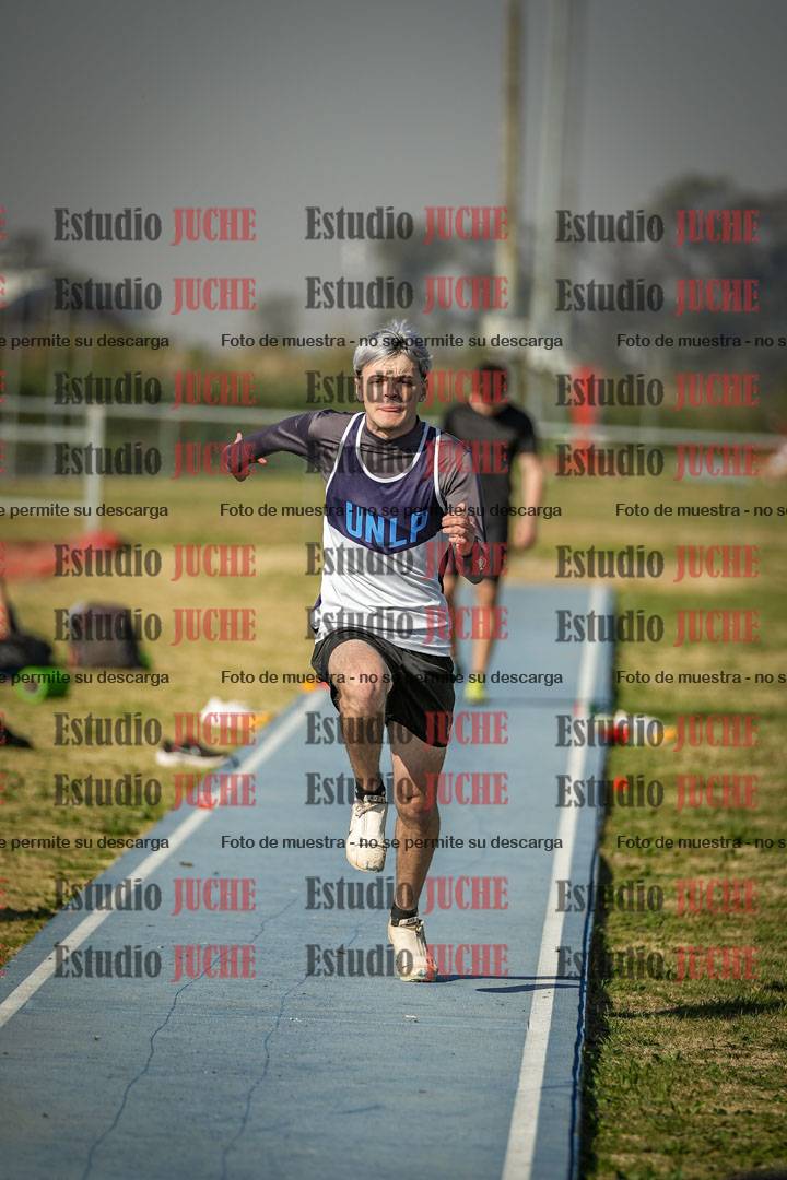 Fotos del salto en largo de varones