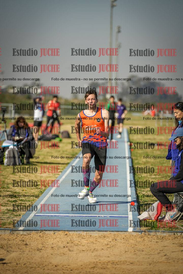 Fotos del salto en largo de varones