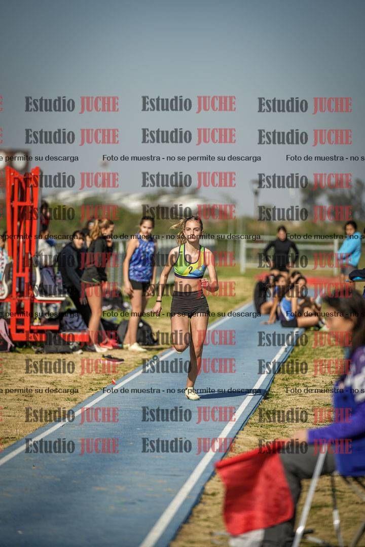 Fotos del salto en largo de mujeres