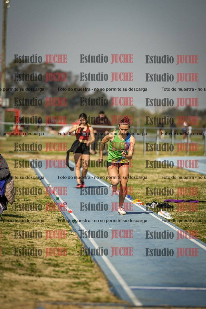 Fotos del salto en largo de mujeres