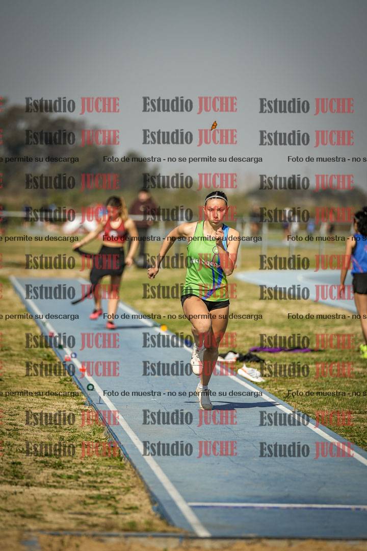 Fotos del salto en largo de mujeres