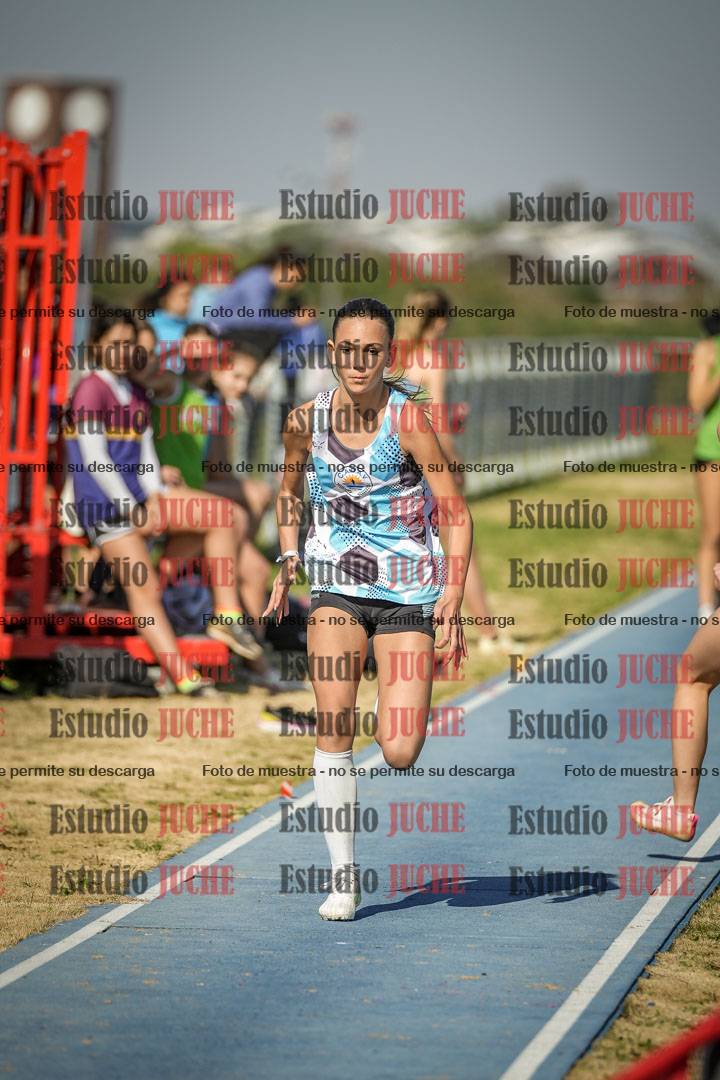 Fotos del salto en largo de mujeres