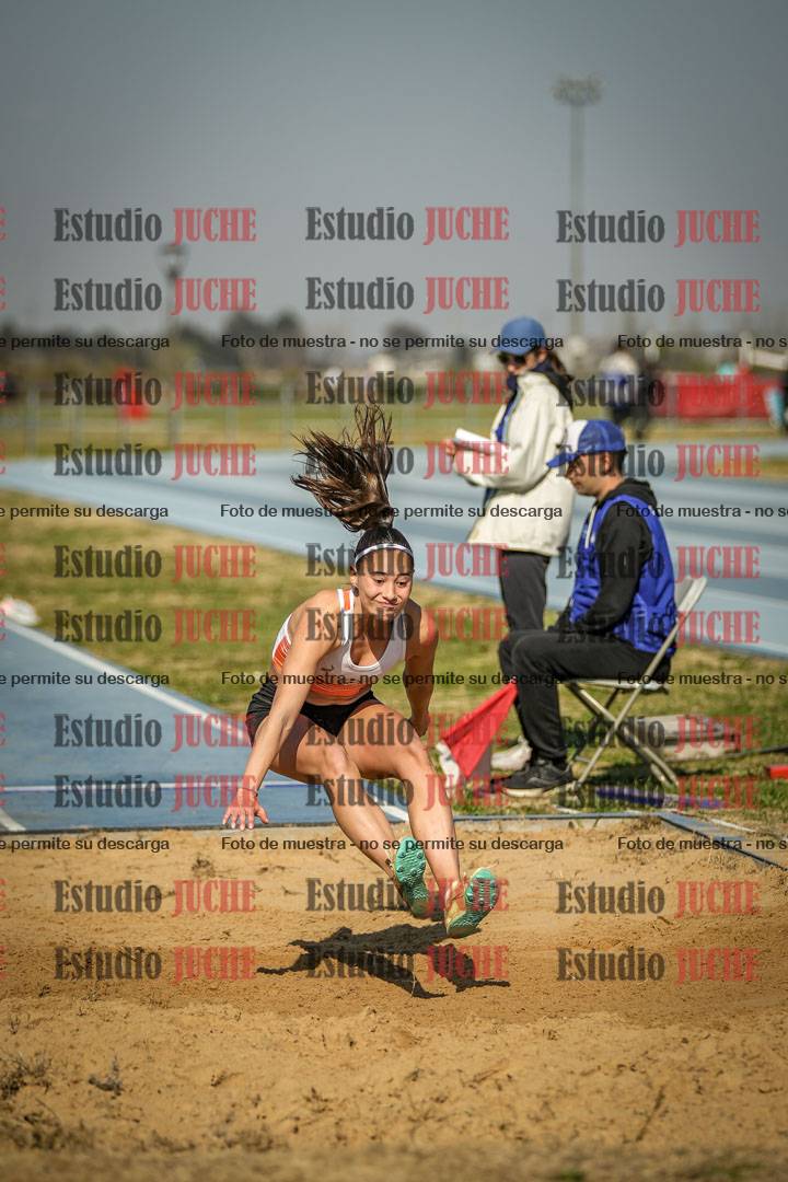 Fotos del salto en largo de mujeres