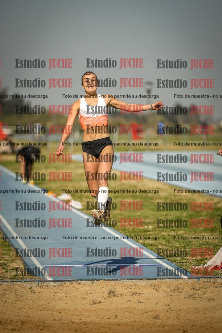 Fotos del salto en largo de mujeres