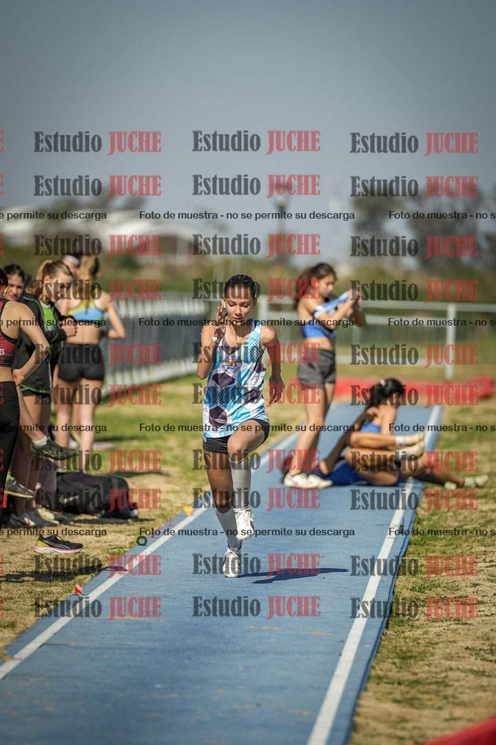 Fotos del salto en largo de mujeres