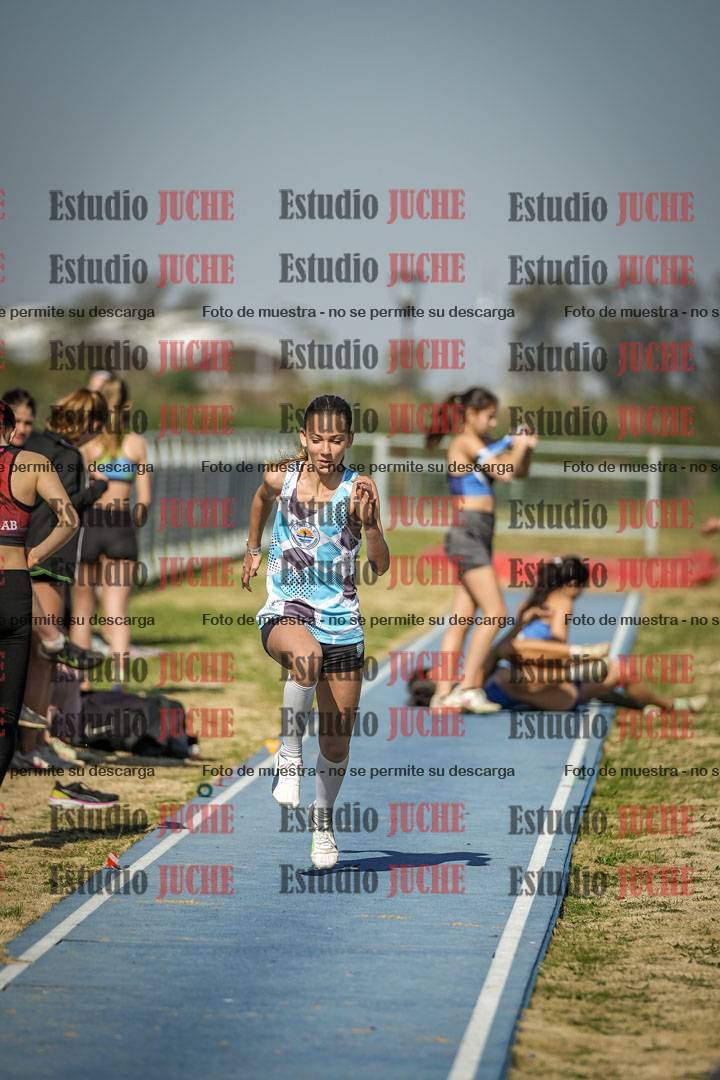 Fotos del salto en largo de mujeres