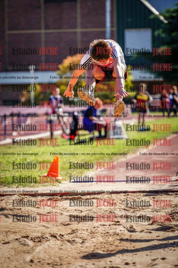 Fotos del salto en largo de varones