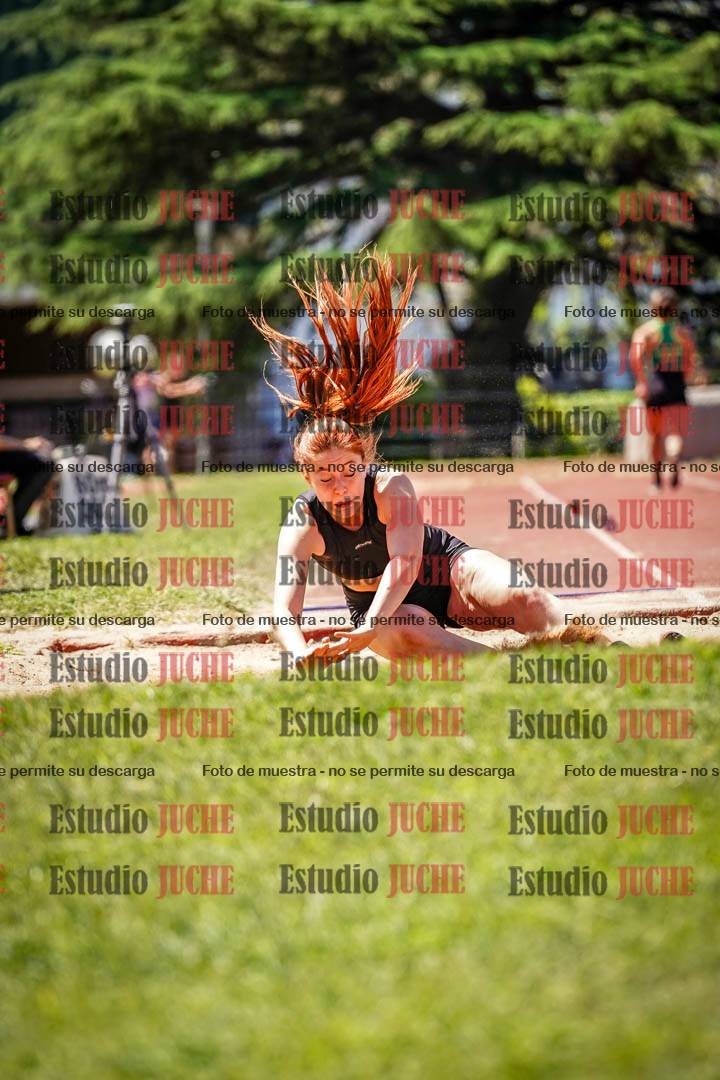 Fotos del salto en largo de mujeres