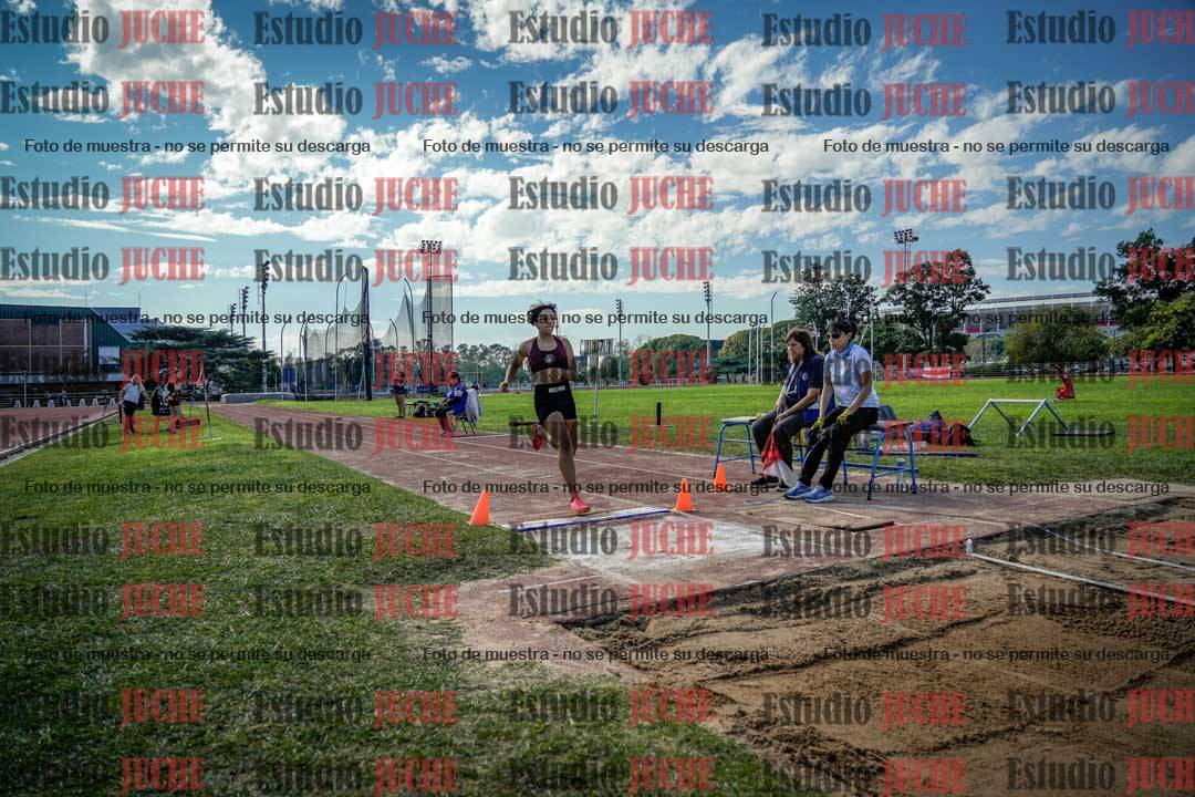 Fotos del salto en largo de mujeres - hepta 5