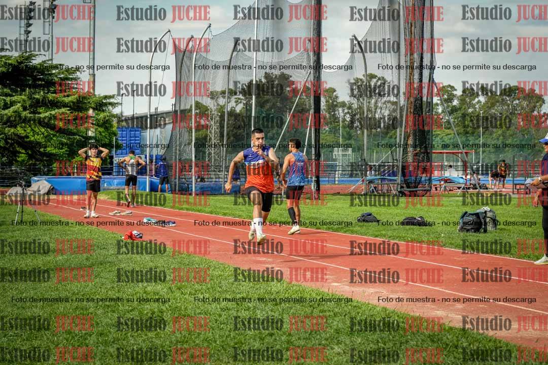 Fotos del salto en largo de varones