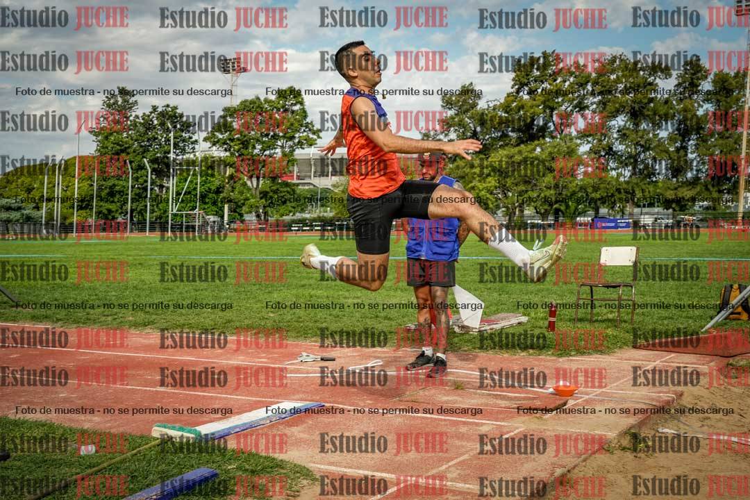 Fotos del salto en largo de varones