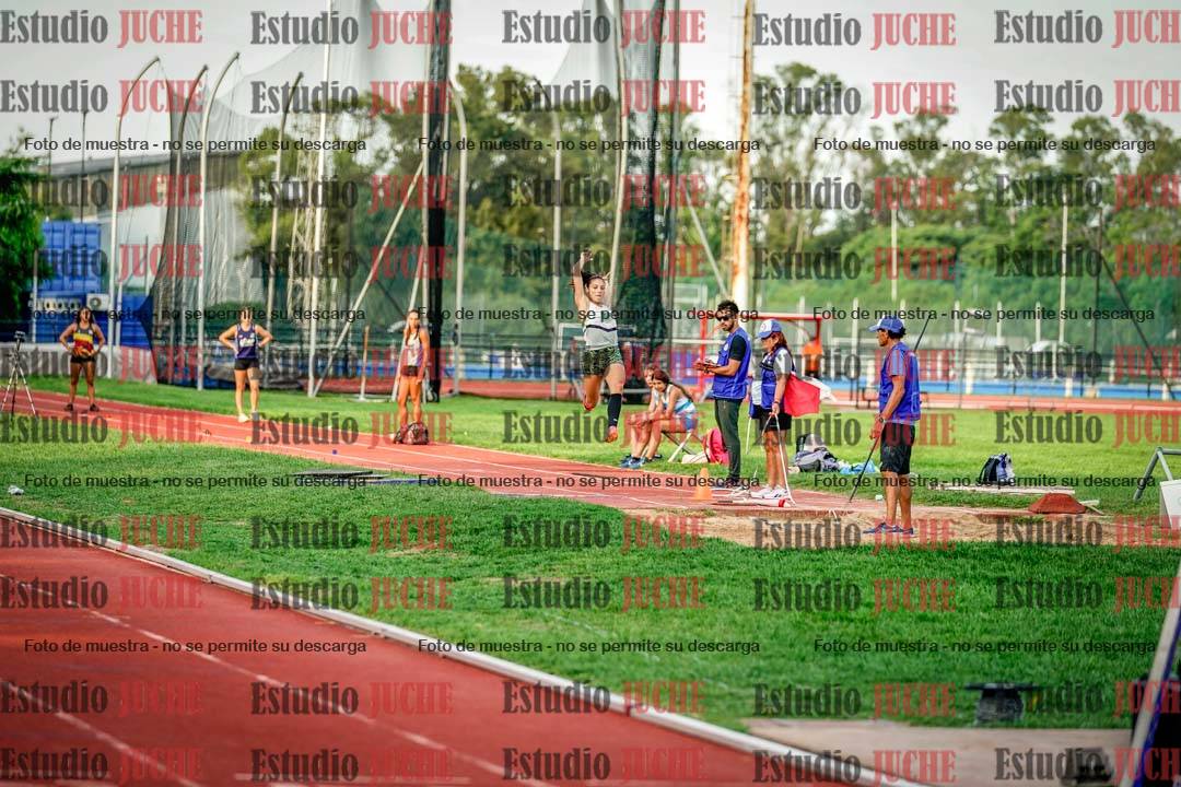 Fotos del salto en largo de mujeres