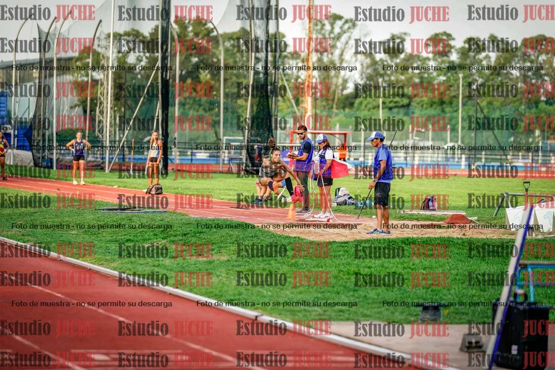 Fotos del salto en largo de mujeres