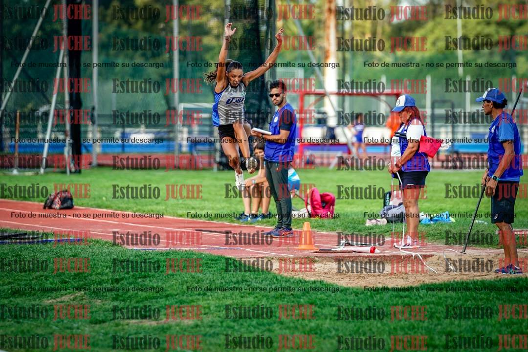 Fotos del salto en largo de mujeres