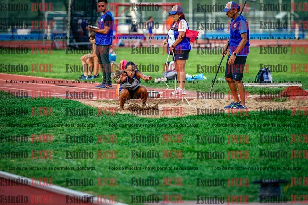 Fotos del salto en largo de mujeres