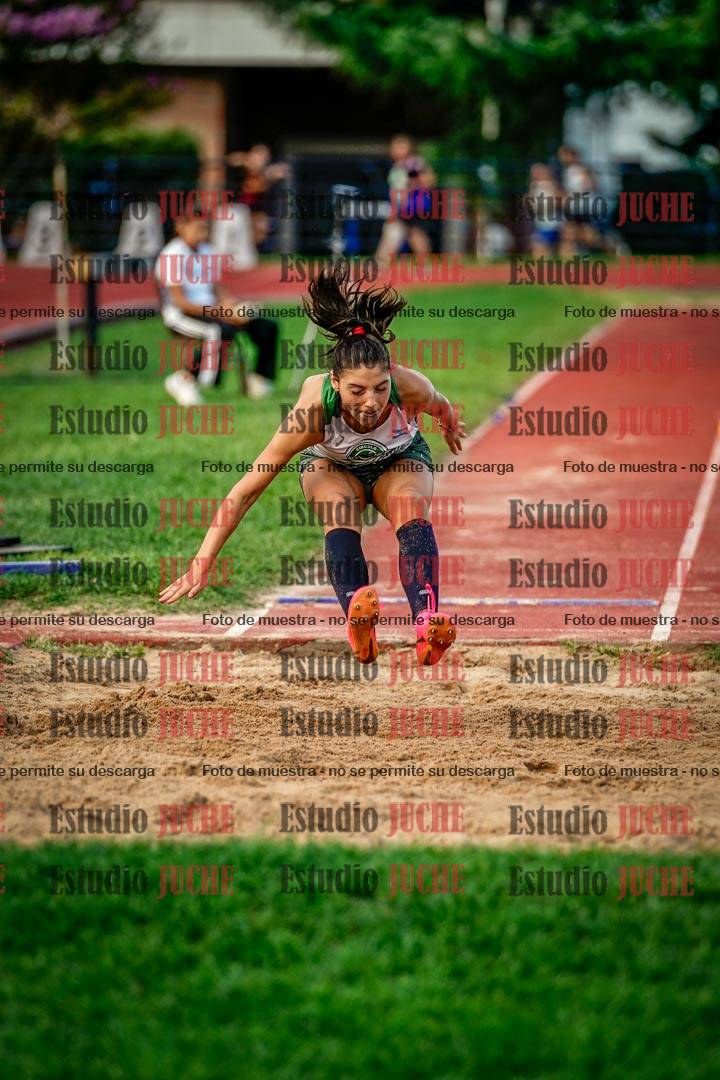Fotos del salto en largo de mujeres