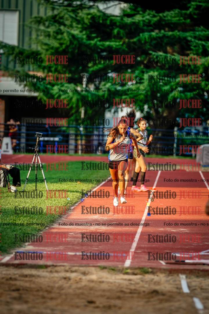 Fotos del salto en largo de mujeres
