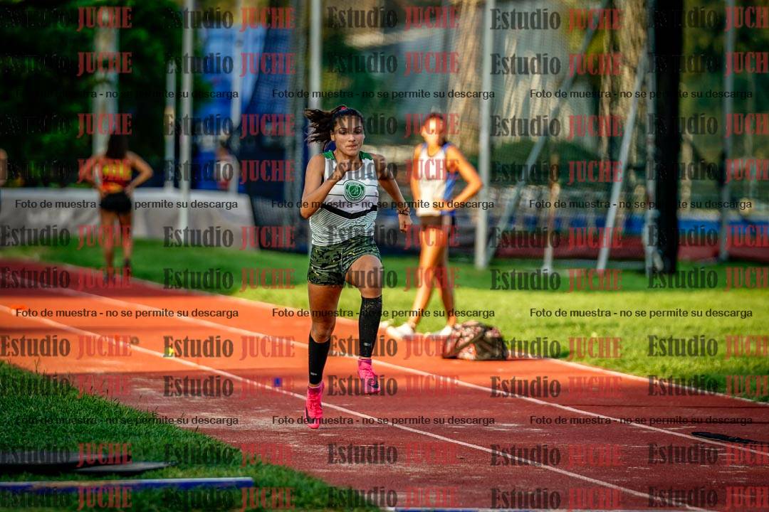 Fotos del salto en largo de mujeres