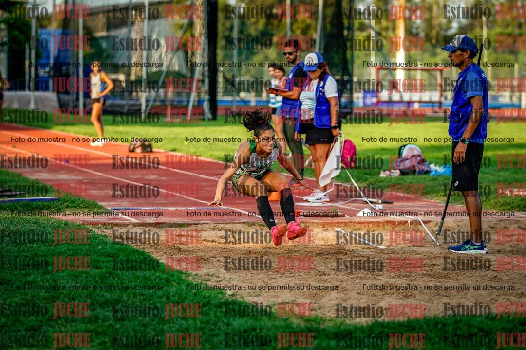 Fotos del salto en largo de mujeres