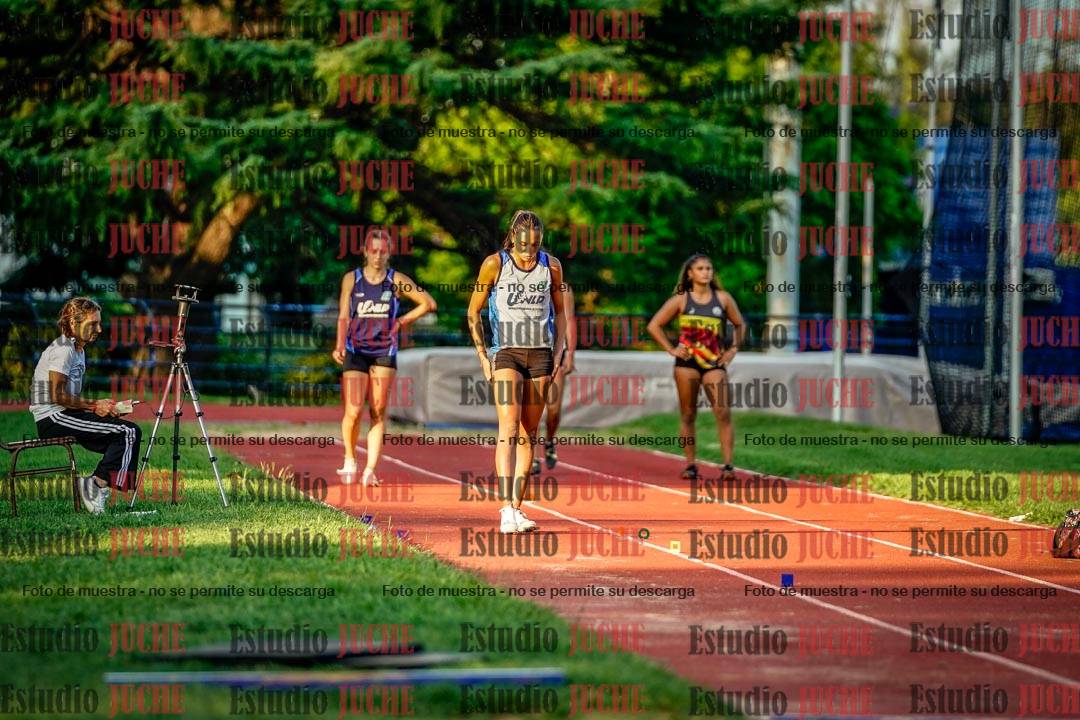 Fotos del salto en largo de mujeres