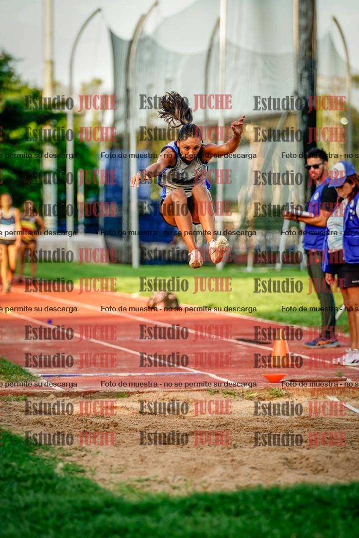 Fotos del salto en largo de mujeres