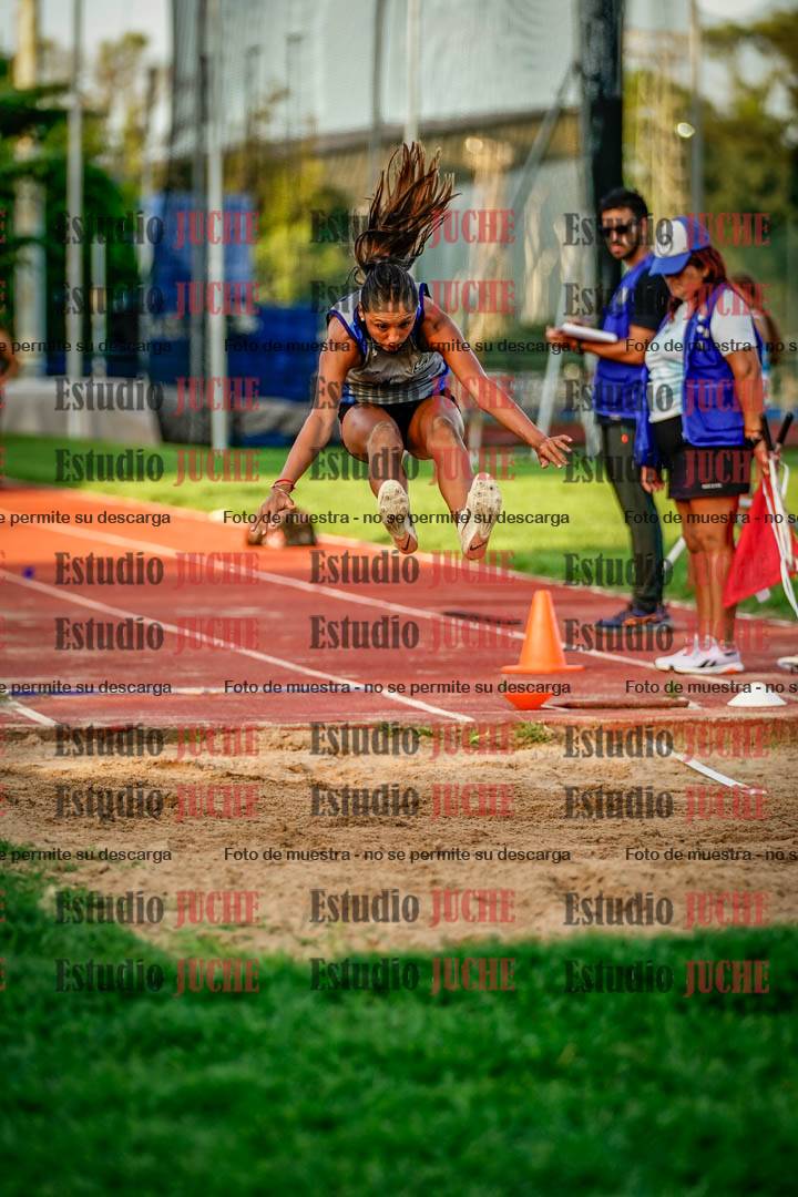 Fotos del salto en largo de mujeres