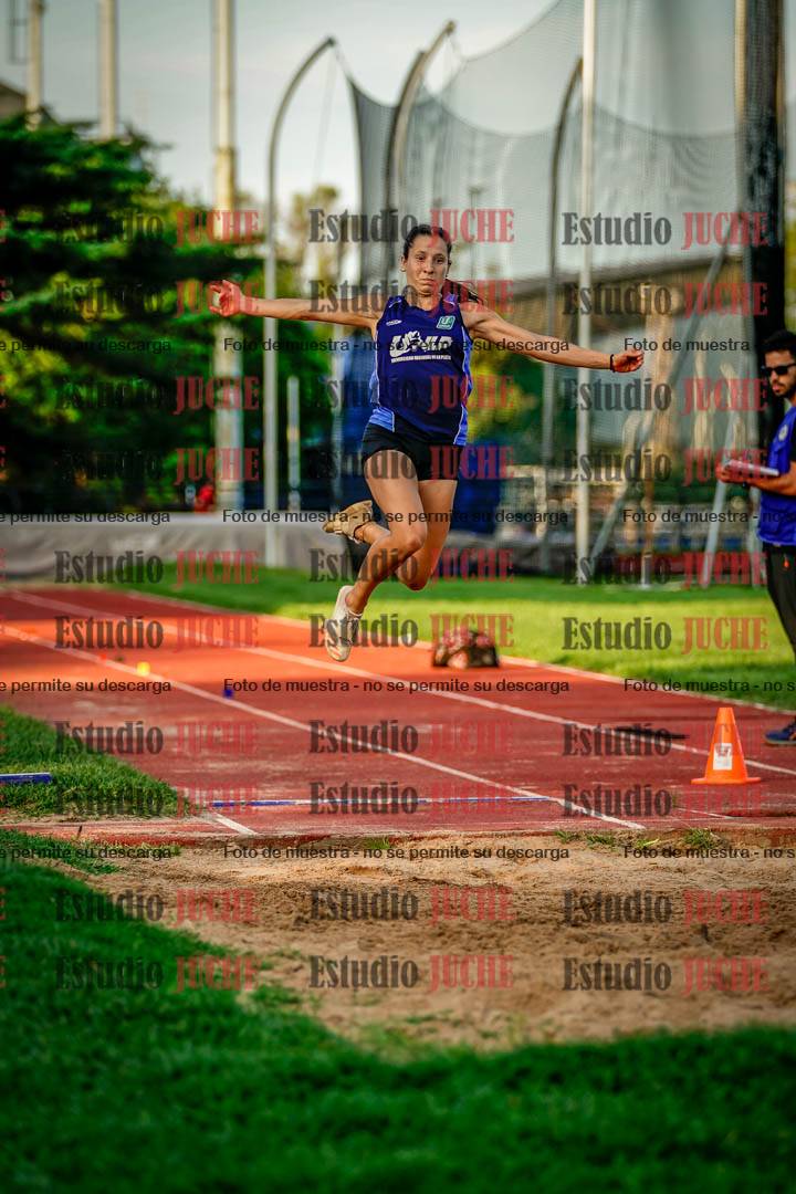 Fotos del salto en largo de mujeres