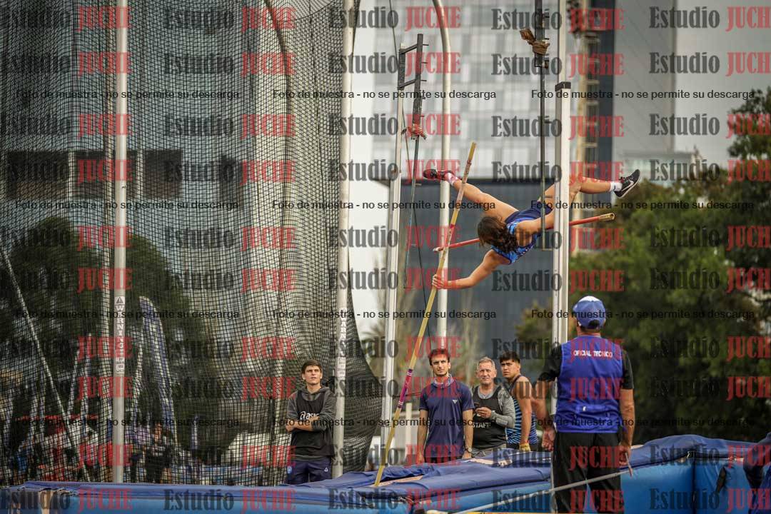 Fotos del salto con garrocha de mujeres