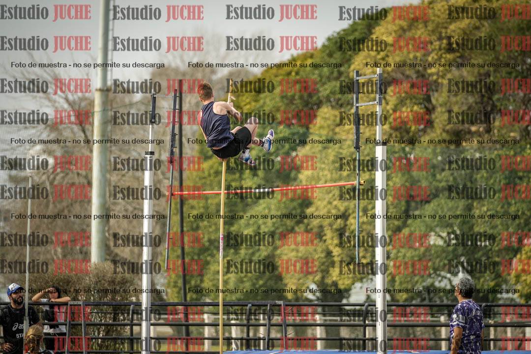 Fotos del salto con garrocha de varones