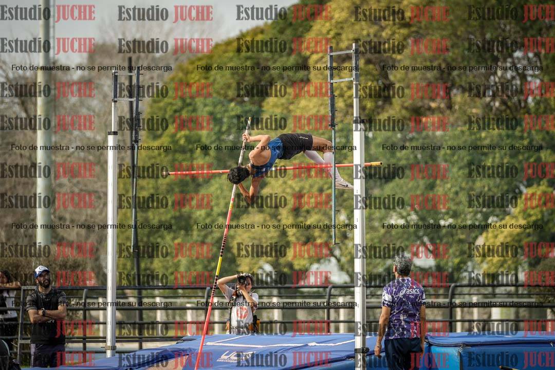 Fotos del salto con garrocha de varones
