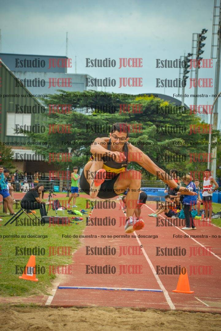 Fotos del salto en largo de varones - mayores