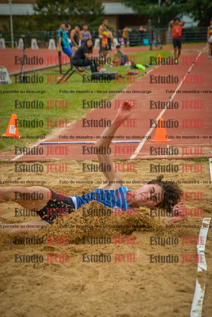 Fotos del salto en largo de varones - mayores