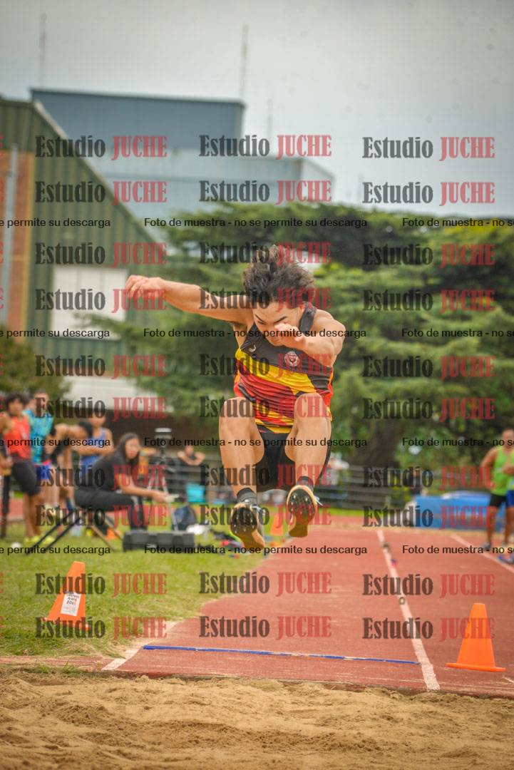 Fotos del salto en largo de varones - mayores
