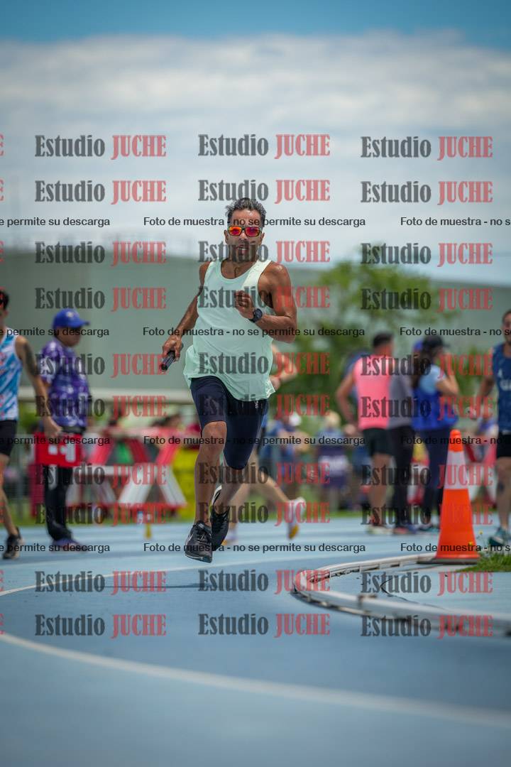 Fotos durante el transcurso de los relevos 20' para running teams - serie 2