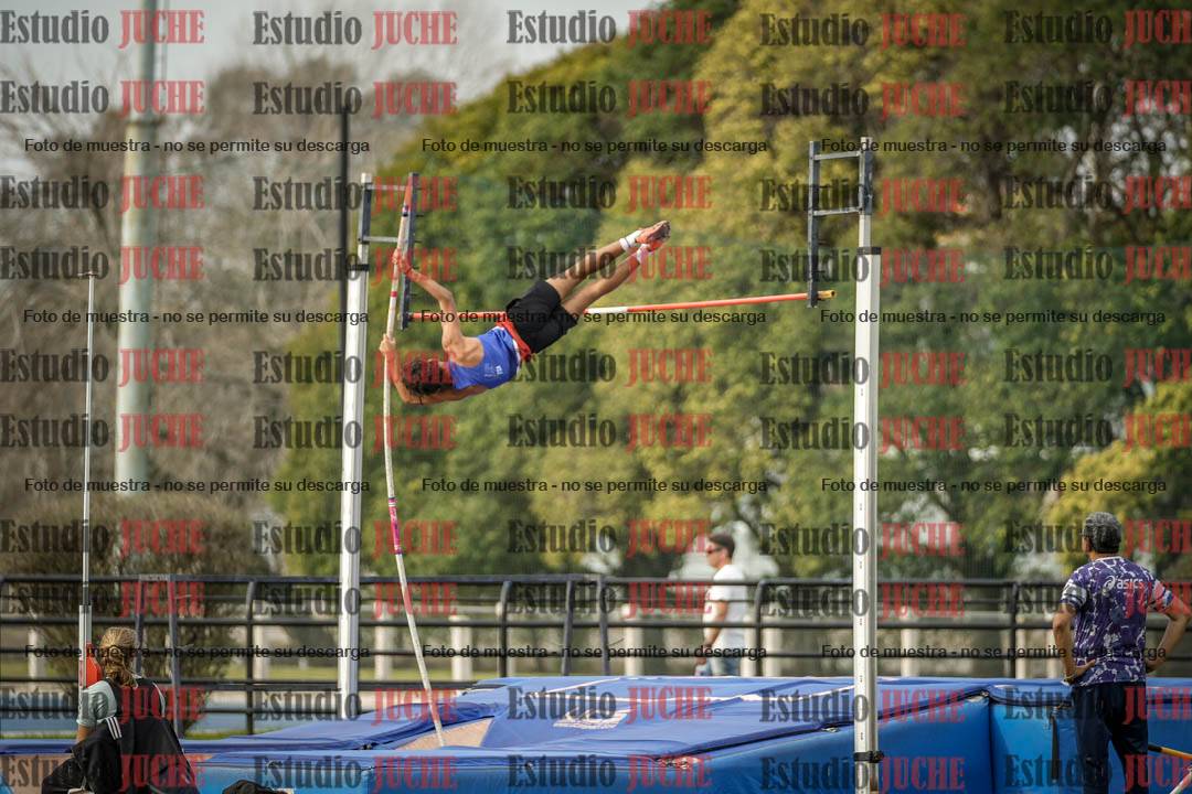 Fotos del salto con garrocha de varones