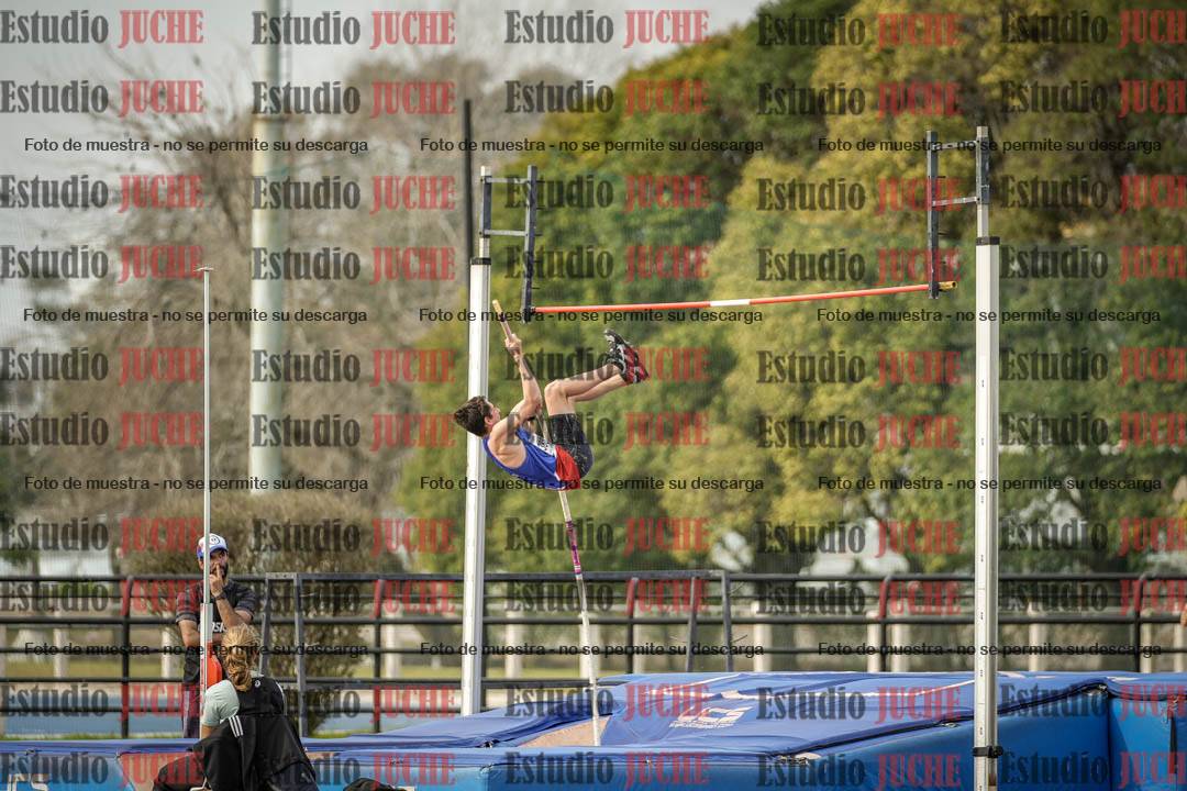 Fotos del salto con garrocha de varones