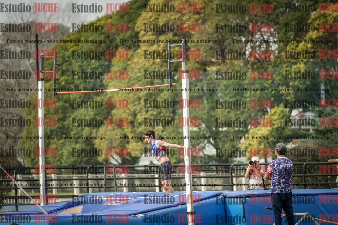 Fotos del salto con garrocha de varones