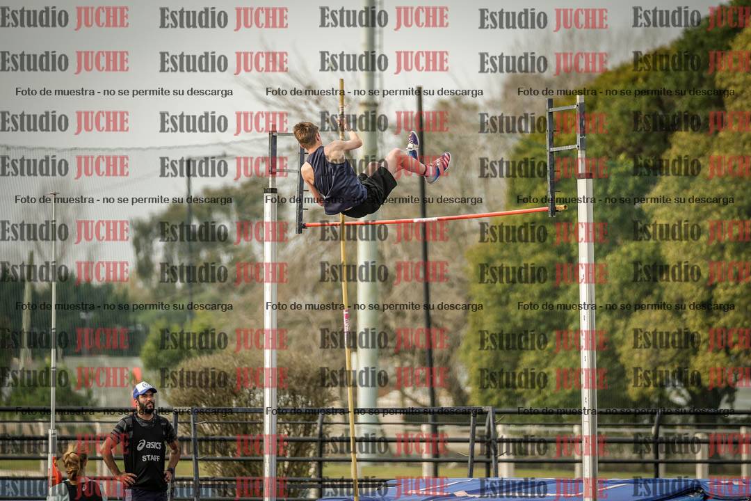 Fotos del salto con garrocha de varones