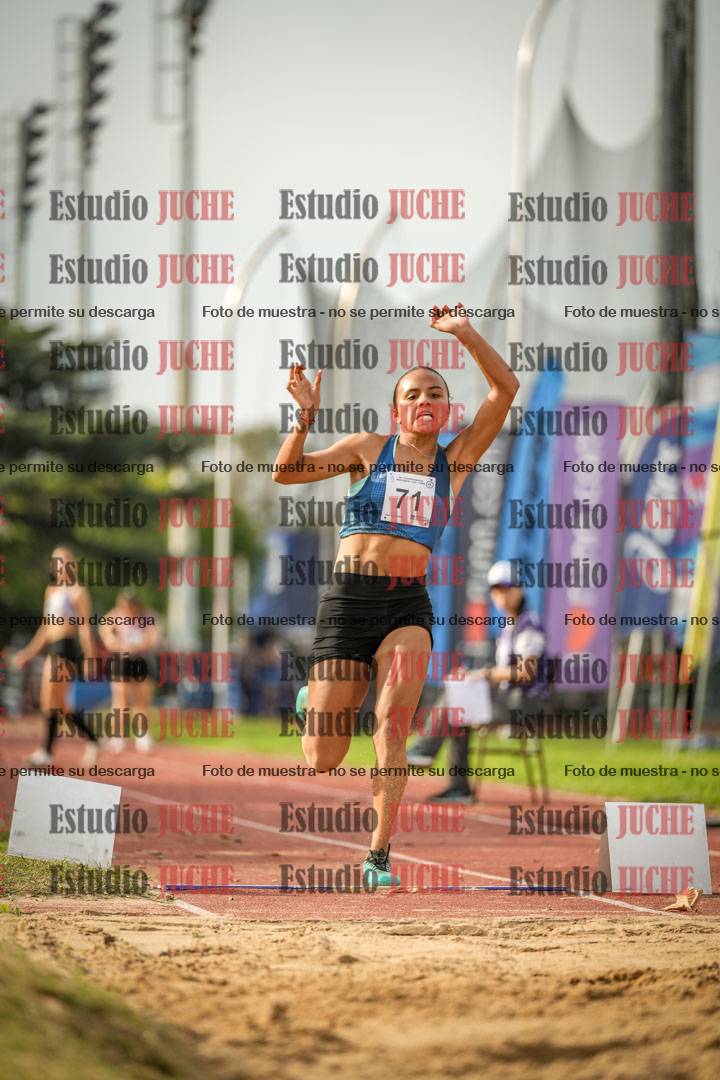 Fotos del salto en largo de mujeres